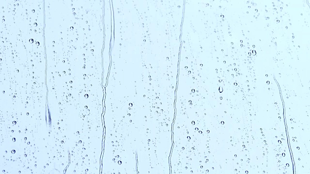 雨水从玻璃中流过视频素材