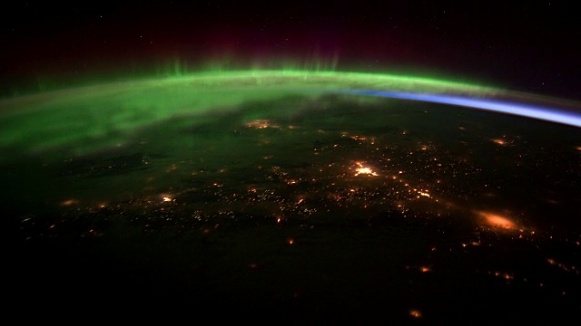 来自国际空间站的行星地球:夜间穿越加拿大西南部视频素材