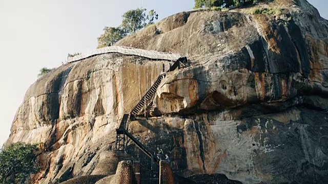 西格里亚石狮爪和倾斜显示台阶到岩石顶部视频下载