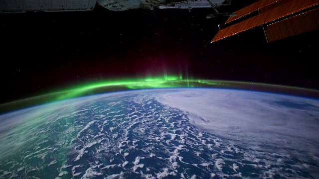 来自ISS或国际空间站的地球:印度洋上空的南极光与图像中的空间飞船元素视频素材
