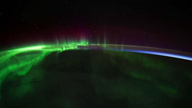 来自国际空间站的地球:壮观的南极光视频素材