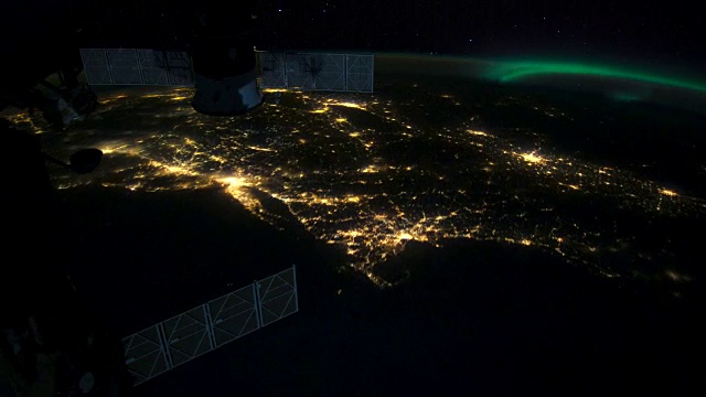 来自国际空间站的地球:横跨美国北部的北极光。视频素材