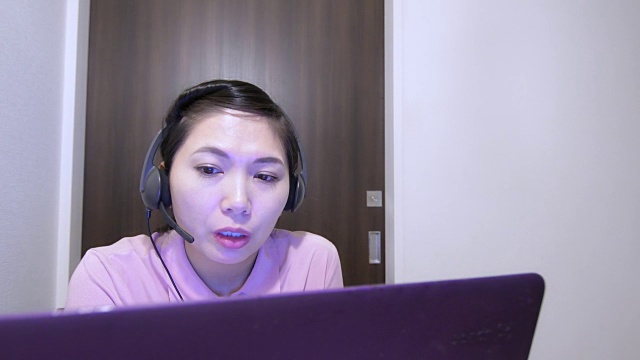 日本女子笔记本电脑在线营销谈话视频素材