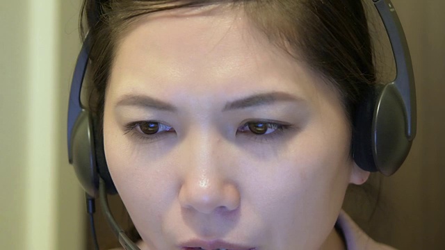 日本女子笔记本电脑在线营销谈话视频素材