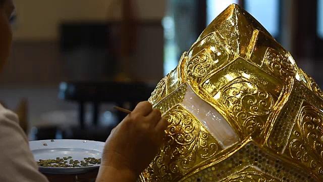 泰国艺术，手工漆成金色的盒子视频下载