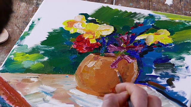 4К Fine artist painting vase with flowers视频素材
