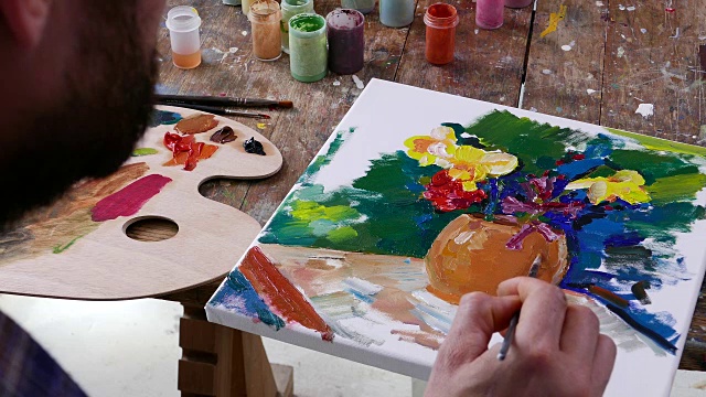 4К美术画家在工作室里创作彩色的花画视频素材