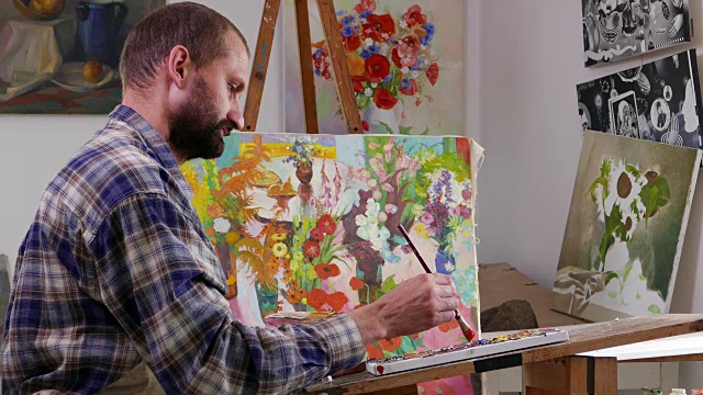 4К画家拿着调色板，在他的工作室绘画视频素材