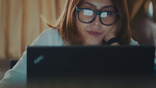 亚洲女性使用笔记本电脑视频下载