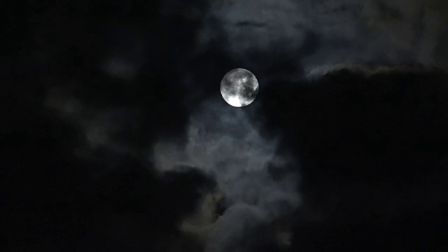云中的满月视频素材