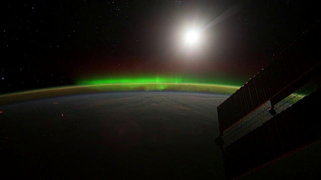夜晚大西洋上空的北极光。来自国际空间站的行星地球视频素材