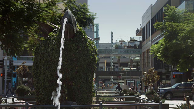恐龙喷泉在圣塔莫尼卡广场购物中心入口处视频素材