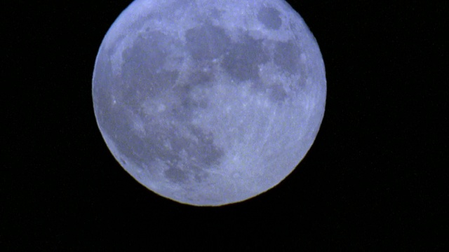 中镜头时间流逝白色的月亮升起在黑色的天空视频素材