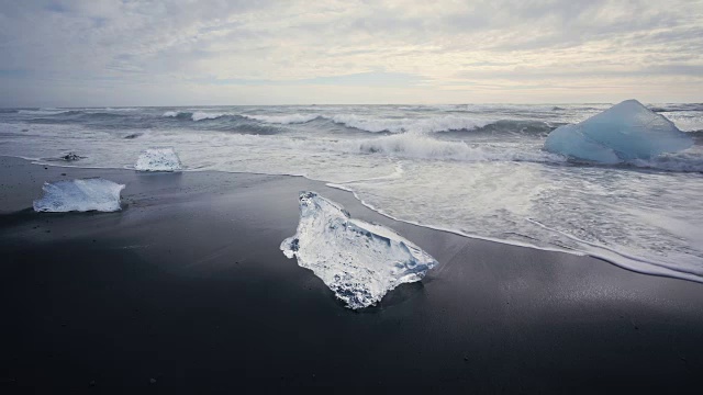 冰岛南部Jokulsarlon泻湖附近的海滩上的冰视频购买