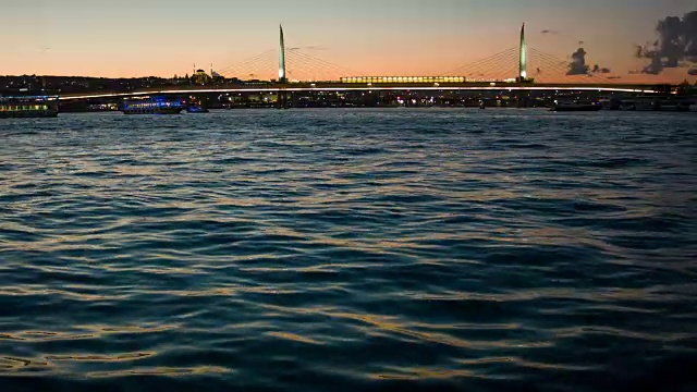 从伊斯坦布尔的加拉塔桥观看。视频下载