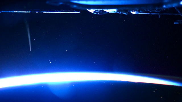 来自国际空间站的行星地球:洛夫乔伊彗星飞越南半球。视频素材