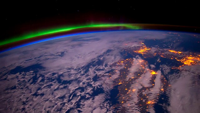国际空间站拍摄的欧洲上空的北极光。微妙的运动effet视频素材