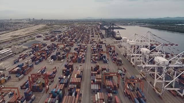 工业港口鸟瞰图与集装箱船视频下载