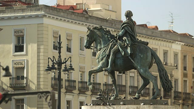在西班牙马德里的一个公共广场上，摆上了西班牙国王查尔斯的雕像。视频素材