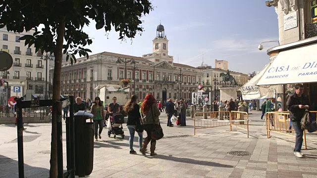 人们穿过西班牙马德里的一个公共广场。视频下载