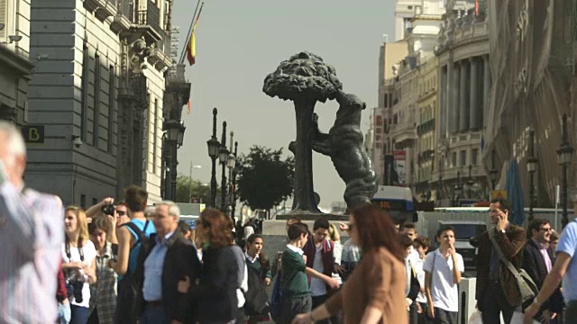 西班牙马德里的El Oso y El Madroño雕像的长镜头。视频素材