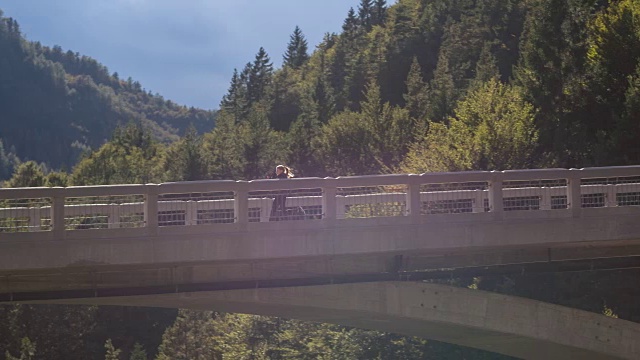 年轻女运动员在混凝土桥上跑步视频素材