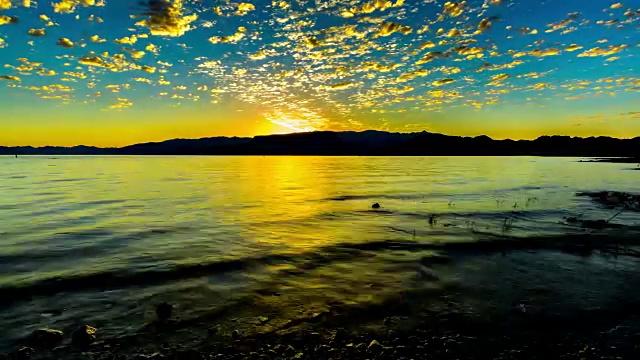 美丽的沙漠湖日出视频素材
