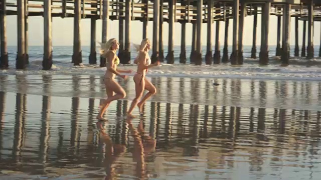 蒙太奇跑步海滩金发双胞胎码头日落加州圣塔莫尼卡圣塔莫尼卡视频视频素材
