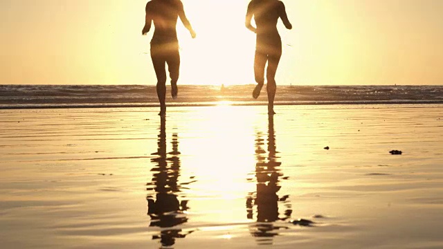 跑步海滩金发双胞胎日落加州圣塔莫尼卡圣塔莫尼卡视频视频素材
