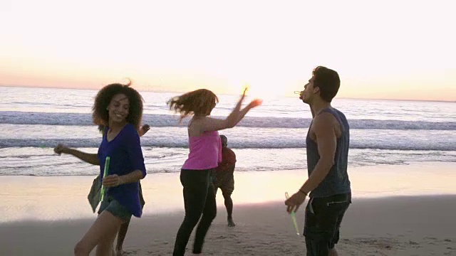 蒙太奇-朋友跳舞泡泡派对威尼斯海滩太阳耀斑加利福尼亚视频素材