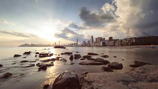 日落时分，贝尼多姆的波尼恩特海滩视频素材