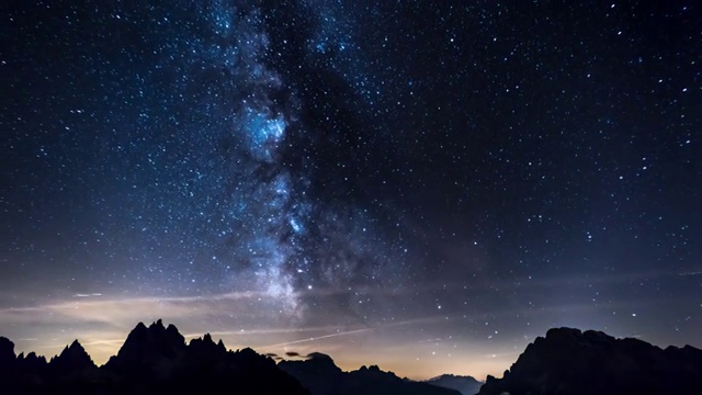 星星的夜空延时-银河和越过山脉的背景视频购买