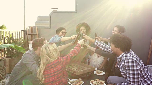蒙太奇-朋友披萨派对屋顶露台加利福尼亚视频下载