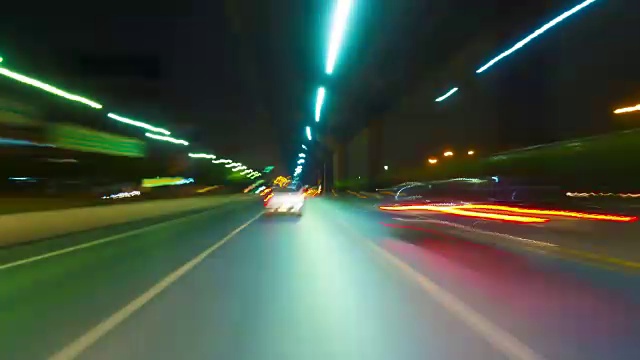 在一个城市里开车的4K延时视频视频素材