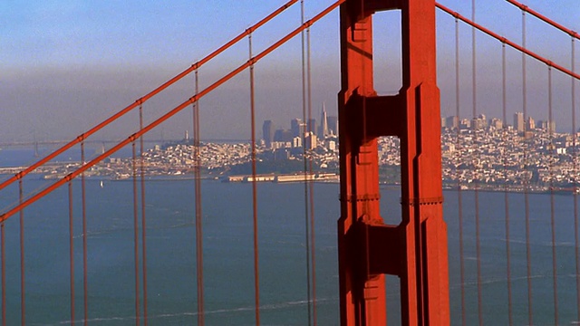 空中后方的观点远离金门大桥与交通/旧金山，加利福尼亚视频下载