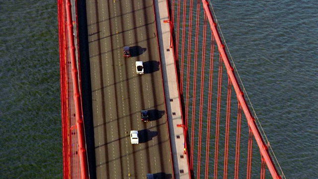 空中俯瞰金门大桥与交通/旧金山，加利福尼亚视频素材