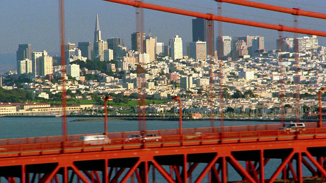 航拍侧面的中景沿着金门大桥与交通/旧金山在背景/加利福尼亚视频素材