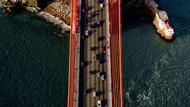 从空中俯瞰金门大桥的交通/旧金山，加利福尼亚视频素材