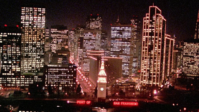 从空中俯瞰海湾大桥上的交通，然后是旧金山的天际线，在晚上/加利福尼亚视频素材