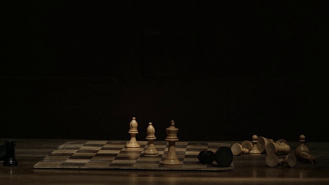 将军-多莉跟踪中等射击沿着象棋游戏视频下载