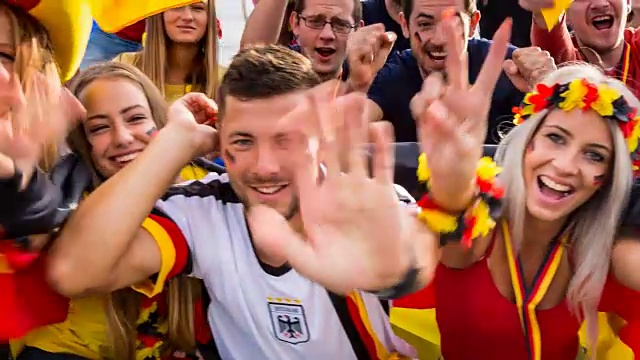 在足球場，德國球迷對著鏡頭歡呼視頻素材