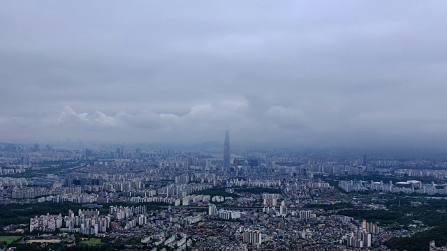 首尔市景，背后有乐天世界大厦和北首尔大厦(乐天世界大厦是韩国最高的建筑之一)视频素材