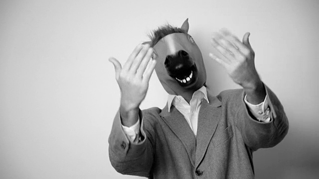 马的头面具。黑色和白色视频素材