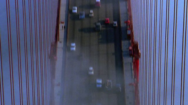 从雾蒙蒙的金门大桥向加州旧金山塔倾斜视频素材