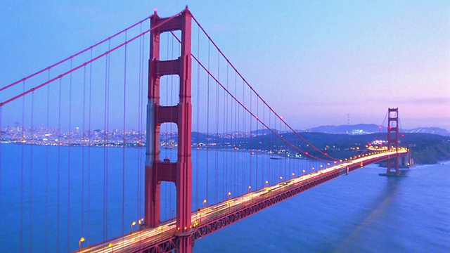 宽镜头时间推移交通在日落金门大桥/旧金山，加利福尼亚视频素材