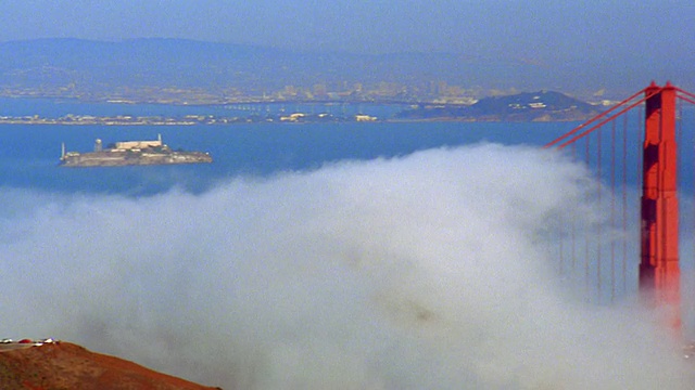 泛旧金山湾和金门大桥沉浸在雾/城市景观背景/加利福尼亚视频素材