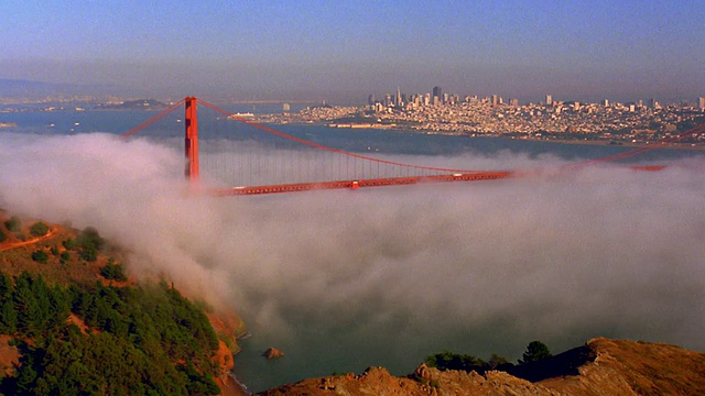 时间推移雾移动在旧金山湾和金门大桥/城市景观背景/加利福尼亚视频素材