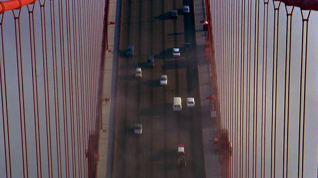 倾斜从金门大桥的交通到塔顶沉浸在雾中/旧金山，加利福尼亚视频素材