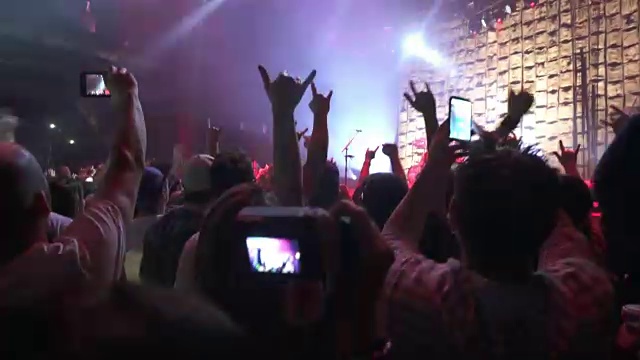 4K蒙太奇-摇滚音乐会体育场表演人群手机拍摄视频素材