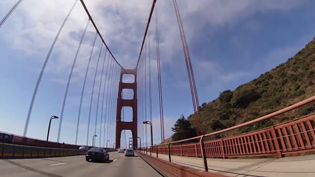 驾车穿过旧金山举世闻名的金门大桥视频素材